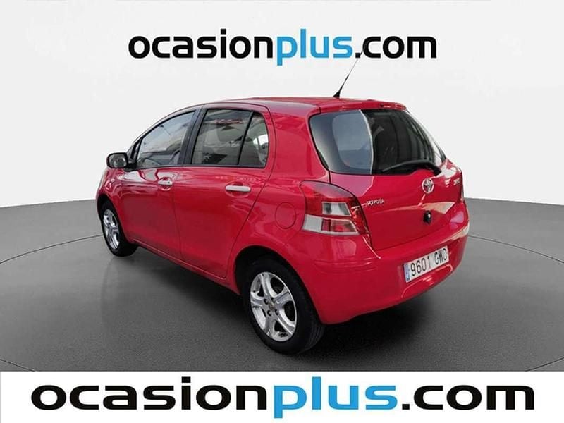 Usado Toyota Yaris 69 CV (50 kW) 2010 Rojo Utilitario