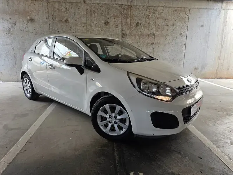 Usado Kia Rio 85 CV (62 kW) 2015 Blanco Berlina