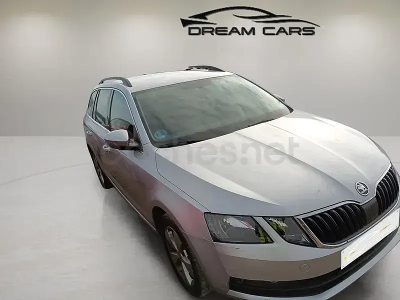 Usado Skoda Octavia Ambition 130 CV (95 kW) 2020 Gris / plata Familiar