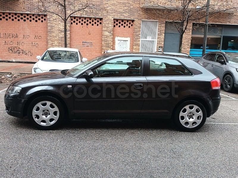 Usado Audi A3 Attraction 102 CV (75 kW) 2004 Gris / plata Utilitario