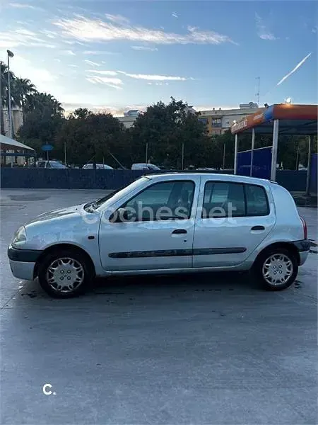 Usado Renault Clio 60 CV (44 kW) 2001 Gris / plata Berlina