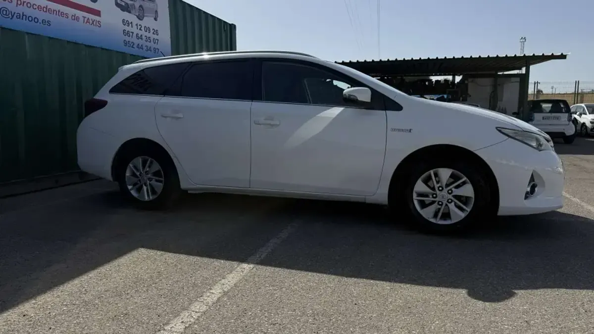Usado Toyota Auris Touring Sports Active 136 CV (100 kW) 2015 Blanco Familiar