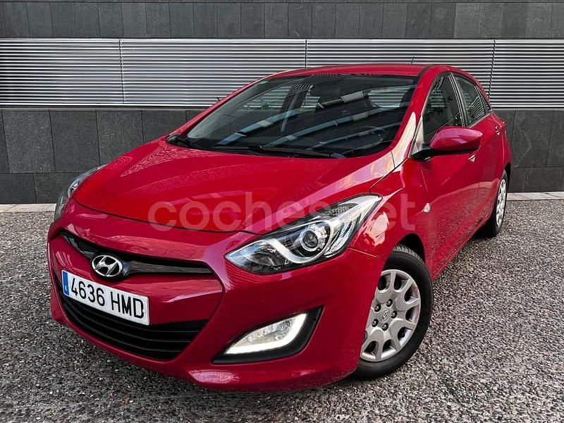 Rojo Usado 2012 Hyundai i30 Comfort Berlina | 8999 € - Imagen 1/4