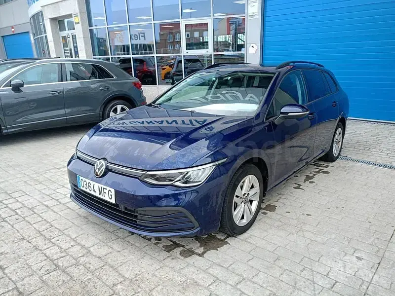Usado VW Golf VIII Life 115 CV (84 kW) 2023 Azul Familiar