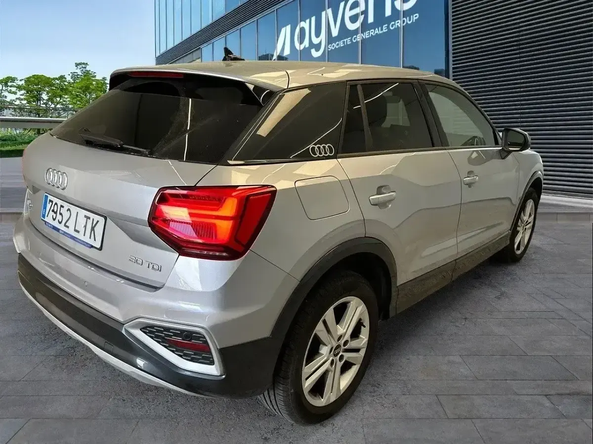 Usado Audi Q2 Advanced Plus 116 CV (85 kW) 2021 Gris / plata SUV