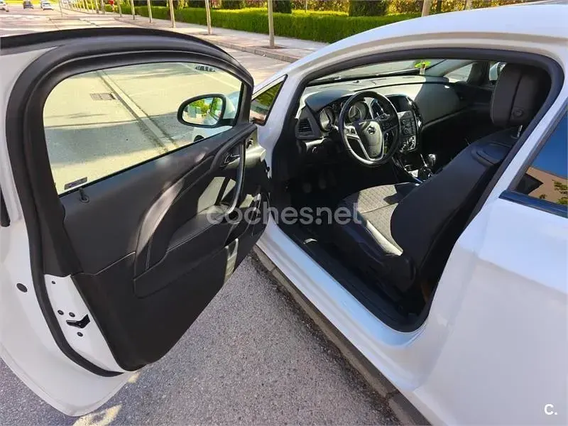 Usado Opel Astra GTC Selective 136 CV (100 kW) 2015 Blanco Berlina
