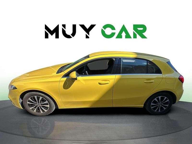 Usado Mercedes A200 150 CV (110 kW) 2022 Amarillo Utilitario