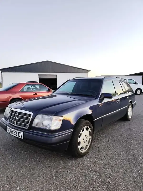 Usado Mercedes E300 136 CV (100 kW) 1994 Azul Familiar