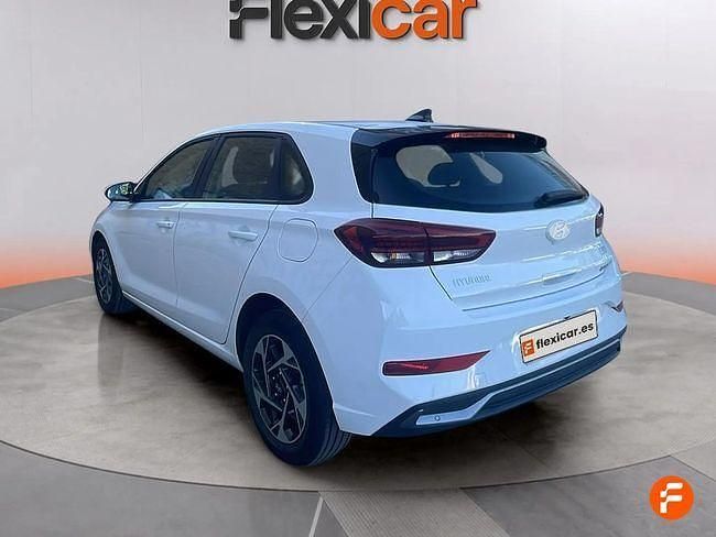 Usado Hyundai i30 120 CV (88 kW) 2024 Blanco Berlina