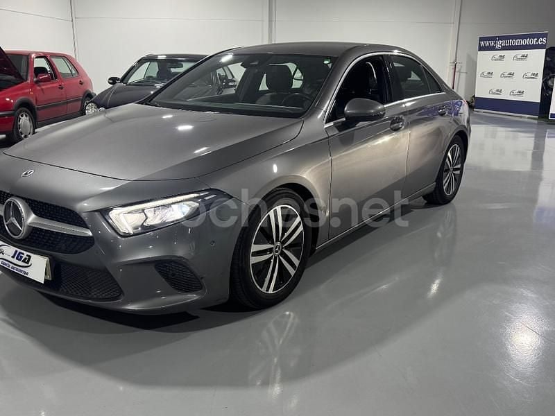Gris / plata Usado 2022 Mercedes A180 Berlina | 21.900 € (Buen precio) - Imagen 1/4