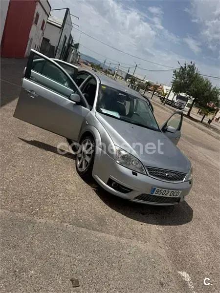 Usado Ford Mondeo Sport 155 CV (114 kW) 2004 Gris / plata Berlina