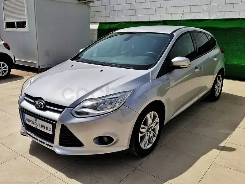 Usado Ford Focus Trend 100 CV (73 kW) 2012 Gris / plata Berlina