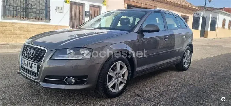Usado Audi A3 Attraction 105 CV (77 kW) 2011 Marrón Utilitario