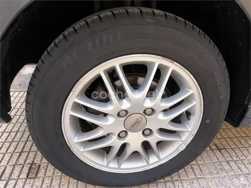 Używany Ford Focus Ghia 100 KM (73 kW) 2004 Czarny Sedan/Limuzyna