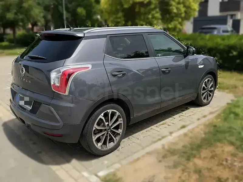 Usado SsangYong Tivoli 116 CV (85 kW) 2017 Gris / plata SUV
