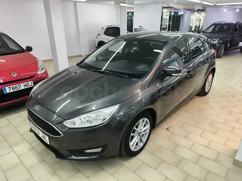 Usado Ford Focus Trend 100 CV (73 kW) 2016 Gris / plata Berlina