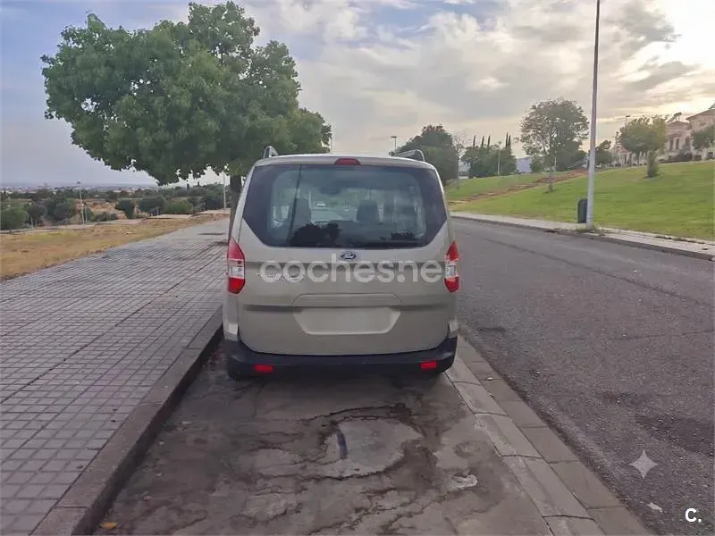 Usado Ford Tourneo Courier Ambiente 75 CV (55 kW) 2015 Beige Monovolumen