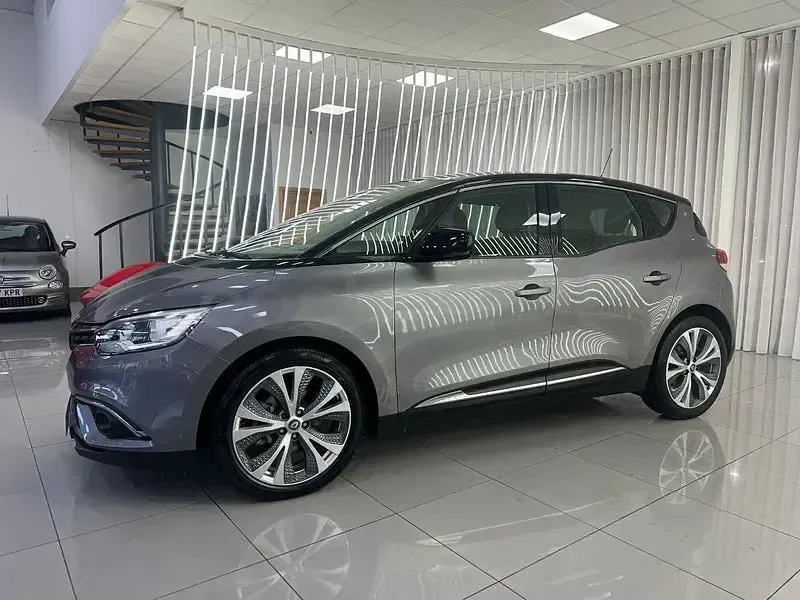 Usado Renault Scénic Zen 130 CV (95 kW) 2018 Gris / plata Monovolumen