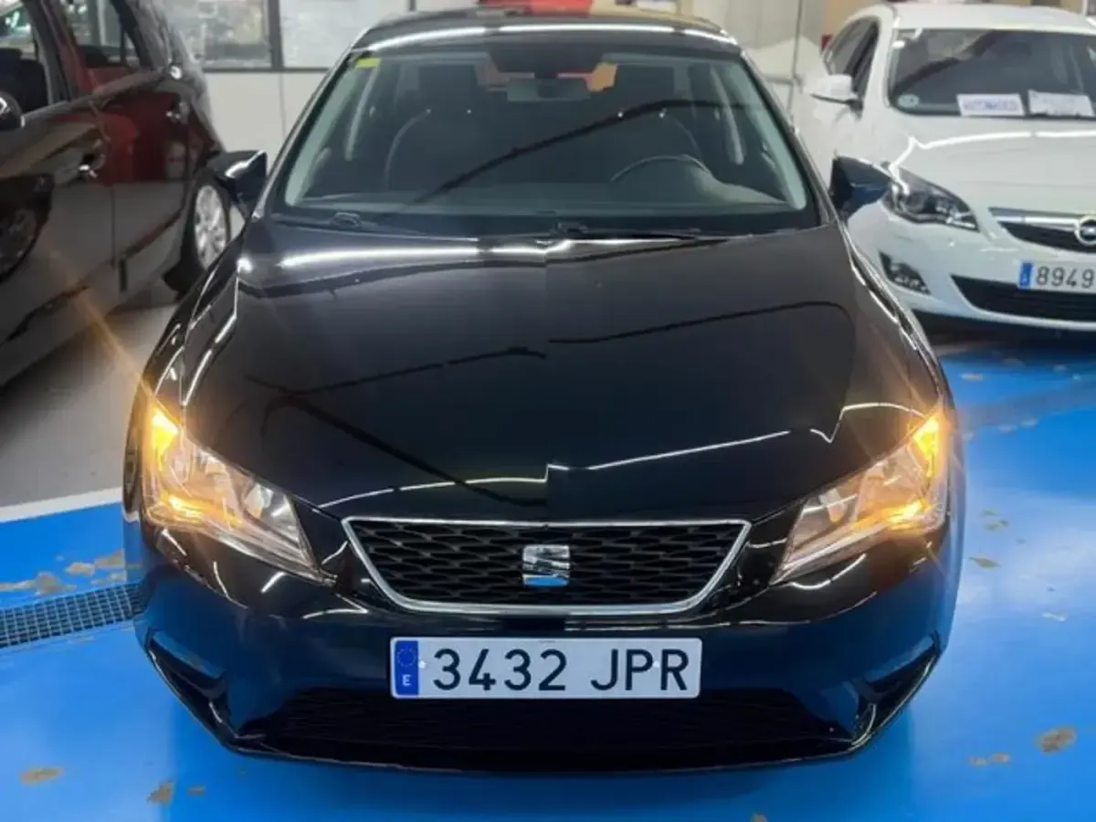 Usado Seat Leon Style 110 CV (80 kW) 2016 Negro Familiar
