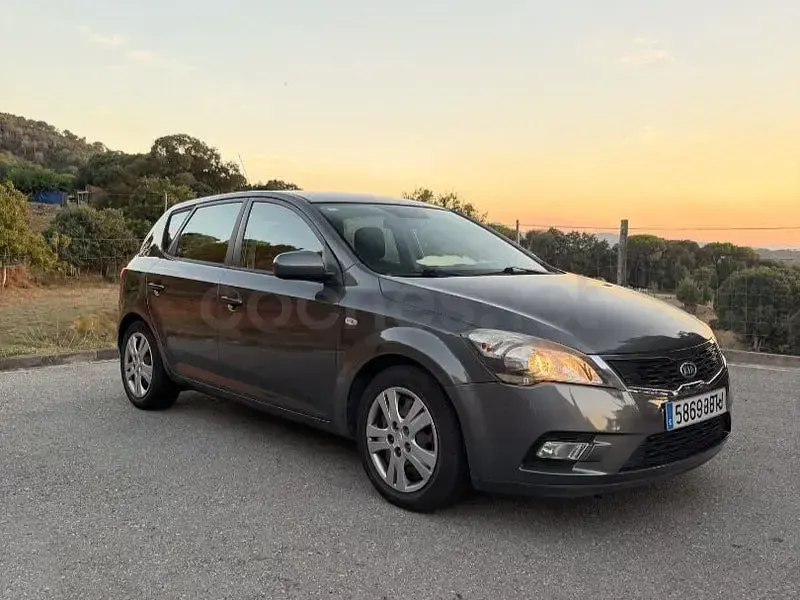 Usado Kia Ceed 90 CV (66 kW) 2010 Gris / plata Utilitario