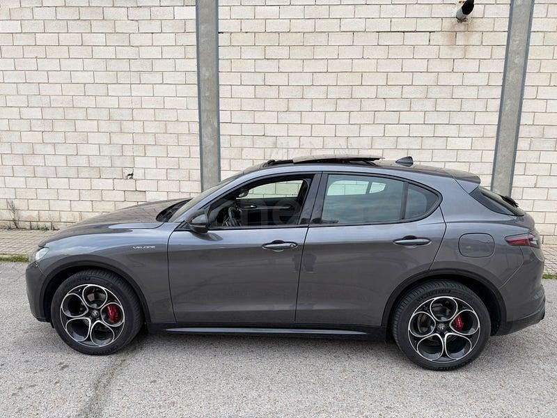 Usado Alfa Romeo Stelvio Veloce 210 CV (154 kW) 2023 Gris / plata SUV