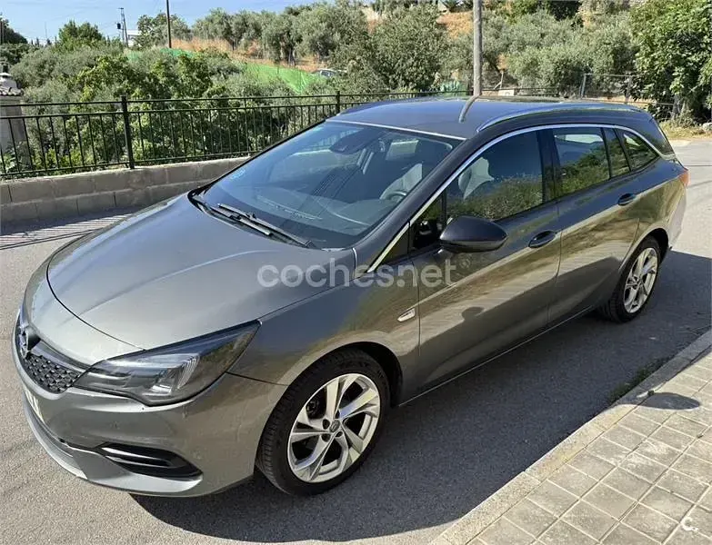 Usado Opel Astra Business 130 CV (95 kW) 2021 Gris / plata Familiar