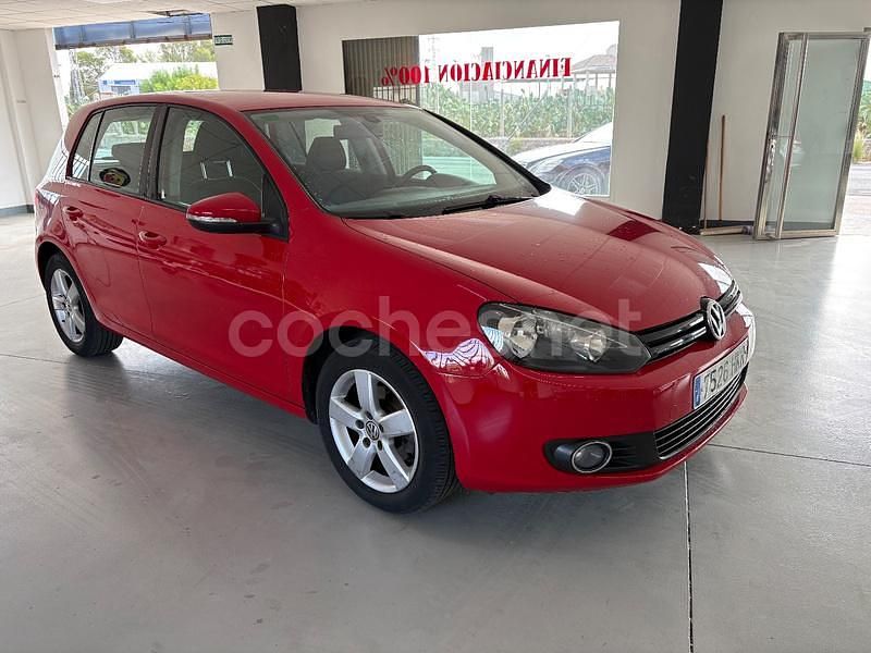 Usado VW Golf VII 105 CV (77 kW) 2012 Rojo Berlina