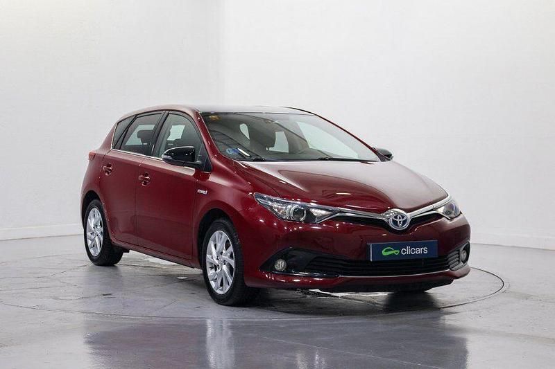 Usado Toyota Auris Hybrid Active 136 CV (100 kW) 2016 Rojo Berlina