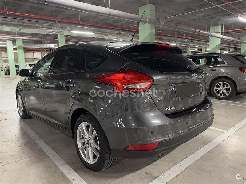 Usado Ford Focus Trend 125 CV (91 kW) 2017 Gris / plata Berlina