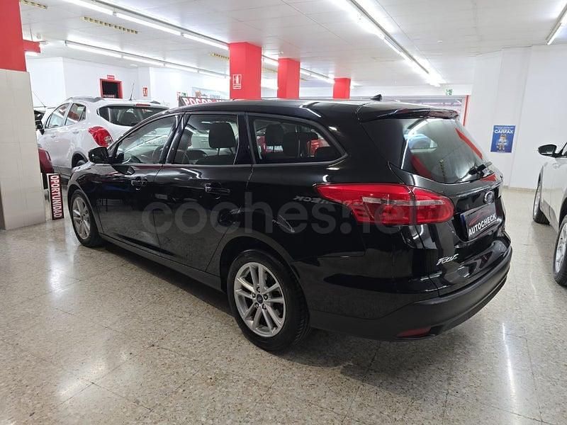 Usado Ford Focus Trend 125 CV (91 kW) 2017 Negro Familiar