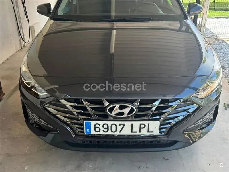 Usado Hyundai i30 136 CV (100 kW) 2021 Gris / plata Familiar