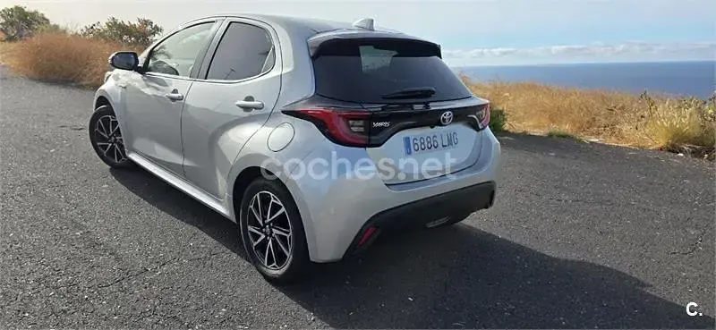Usado Toyota Yaris Hybrid Active 116 CV (85 kW) 2021 Gris / plata Berlina