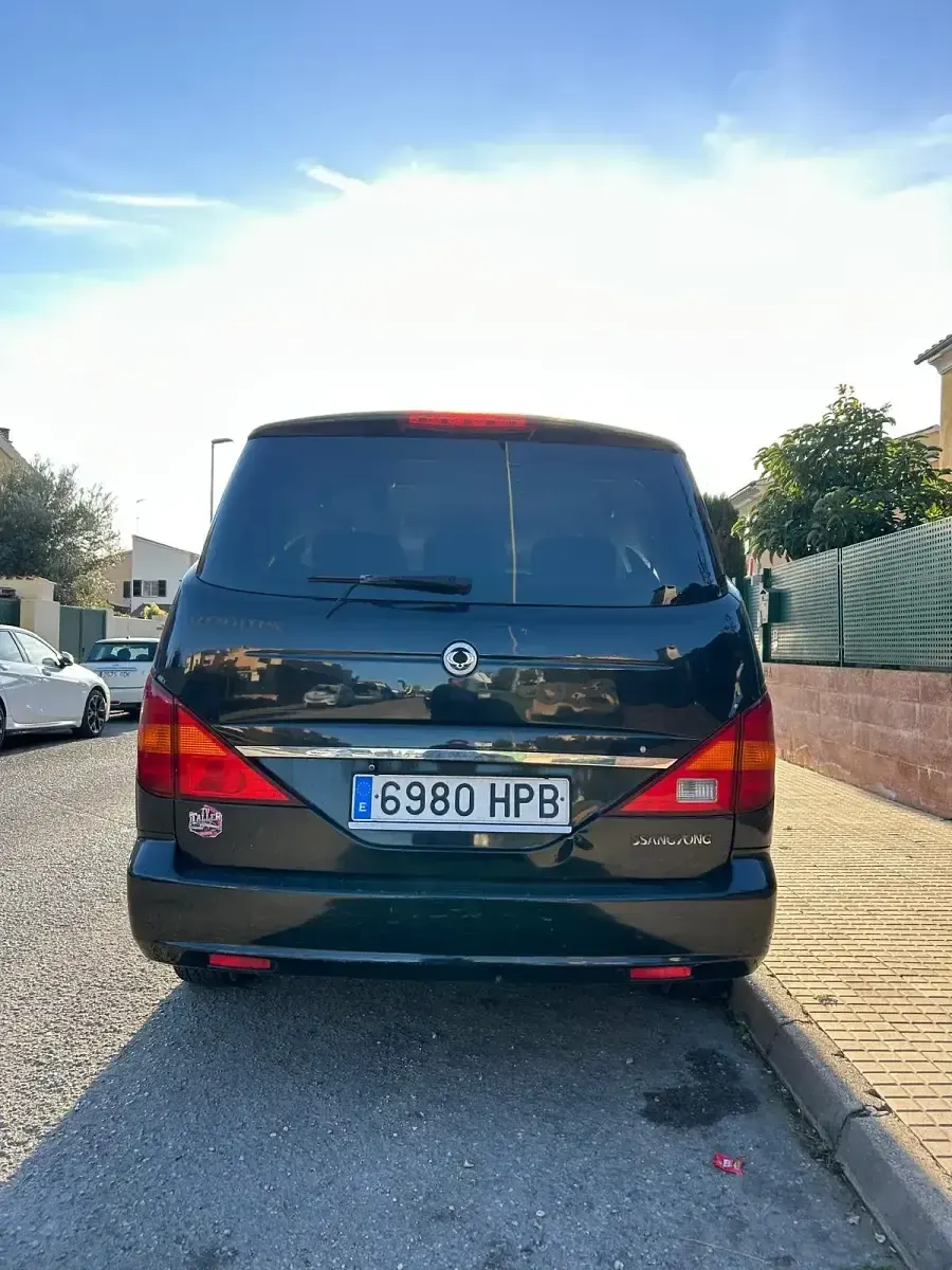 Usado SsangYong Rodius 155 CV (114 kW) 2013 Gris Monovolumen