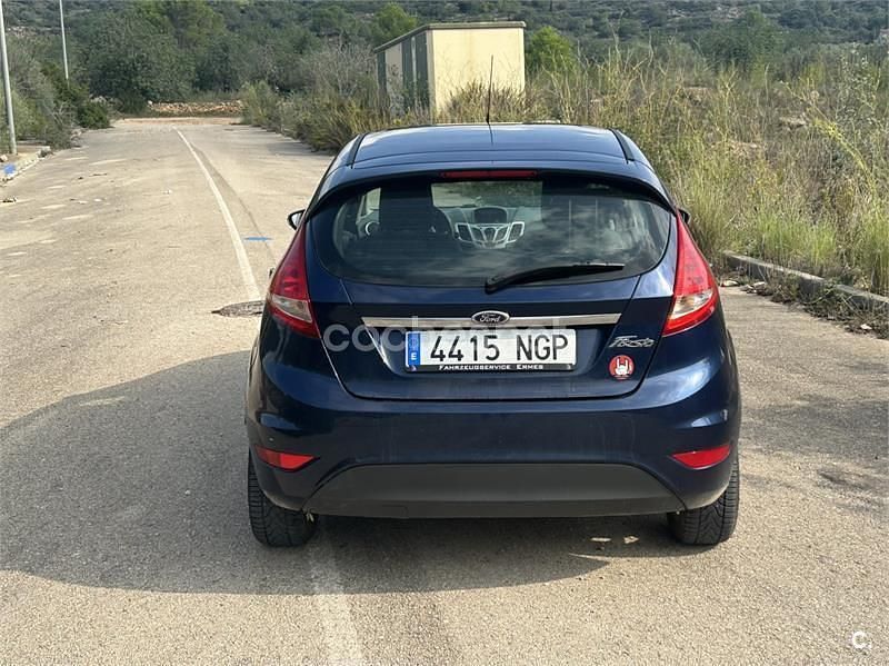 Usado Ford Fiesta Titanium 82 CV (60 kW) 2011 Azul Utilitario