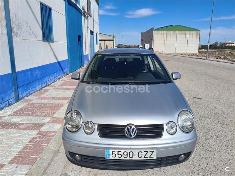Usado VW Polo Highline 100 CV (73 kW) 2004 Gris / plata Utilitario