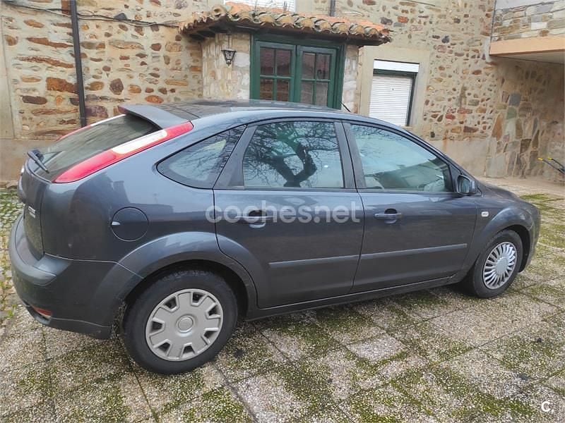 Gris / plata Usado 2007 Ford Focus Ambiente Berlina | 2650 € (Precio justo) - Imagen 1/4