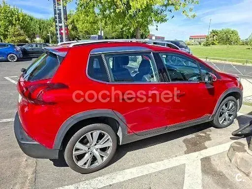 Usado Peugeot 2008 Allure 110 CV (80 kW) 2017 Rojo SUV