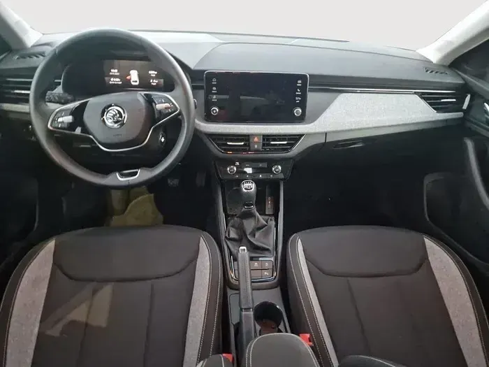 Usado Skoda Scala Selection 115 CV (84 kW) 2025 Rojo Utilitario