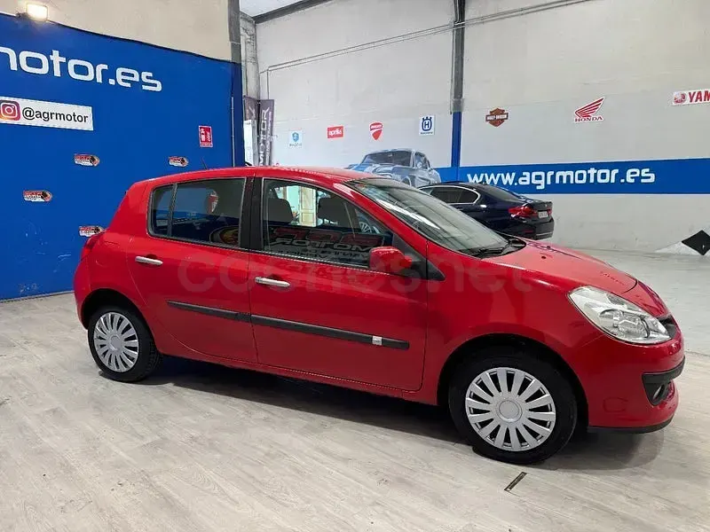 Usado Renault Clio II Authentique 75 CV (55 kW) 2008 Rojo Berlina