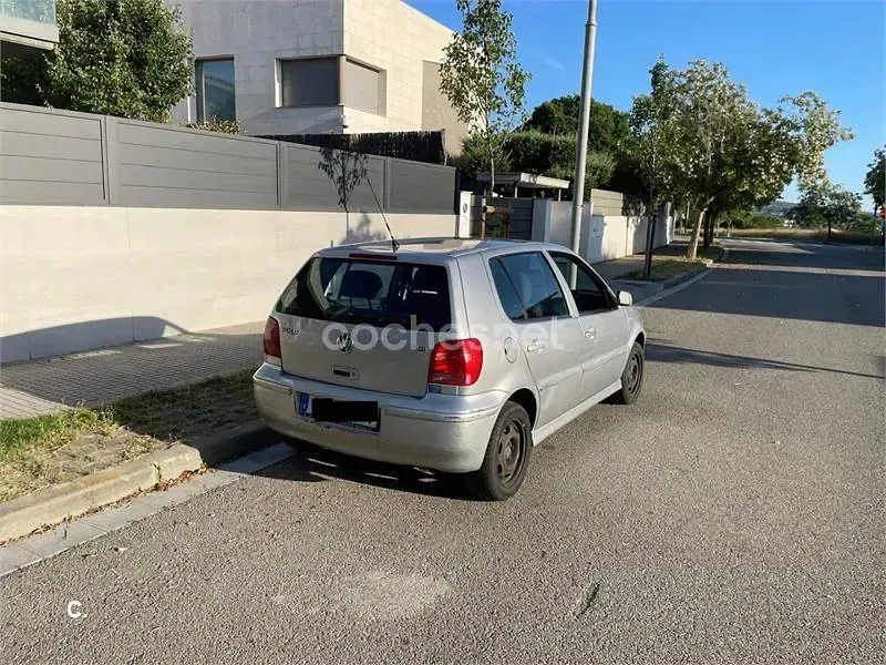 Usado VW Polo Trendline 75 CV (55 kW) 2001 Gris / plata Utilitario