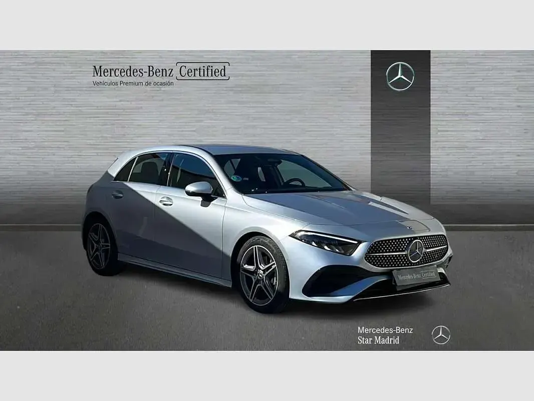 Usado Mercedes A180 136 HP (100 kW) 2025 Prateado Sedan