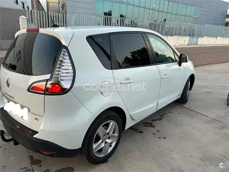 Usado Renault Scénic III 95 CV (69 kW) 2016 Blanco Monovolumen