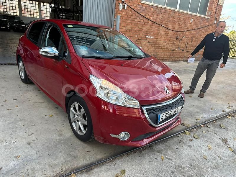 Granate Usado 2015 Peugeot 208 Access Utilitario | 4990 € (Buen precio) - Imagen 1/4