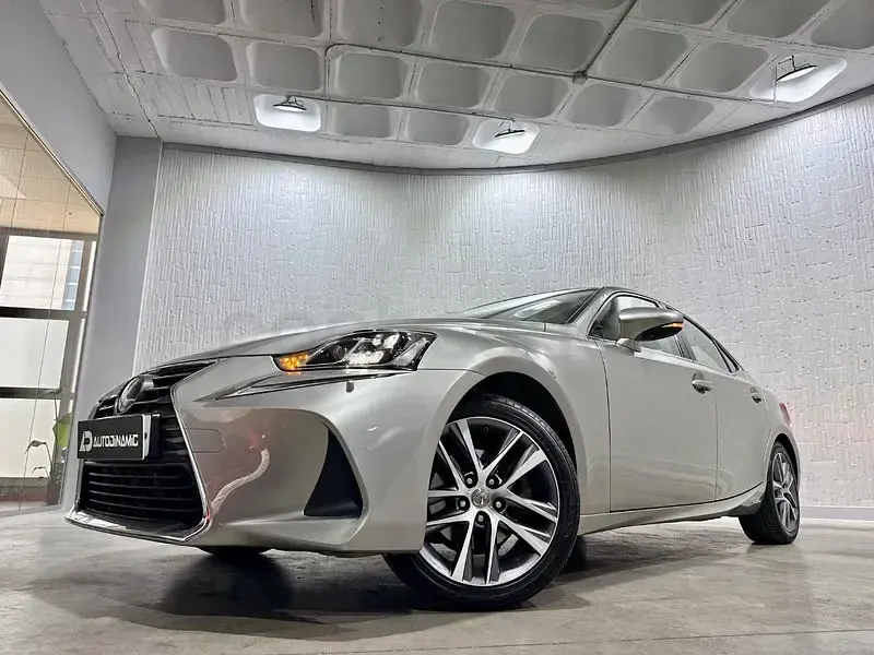 Usado Lexus IS300h Executive Line 223 CV (164 kW) 2018 Gris / plata Berlina