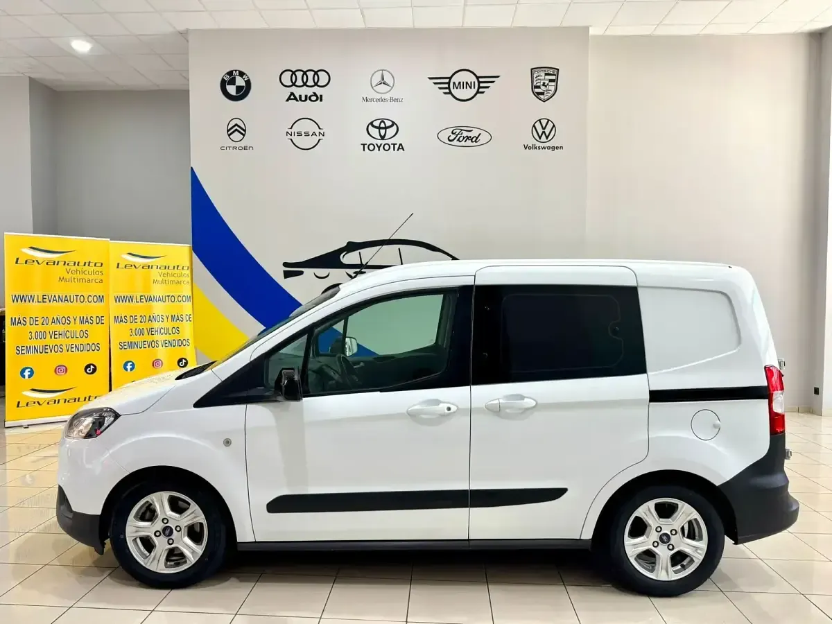 Usado Ford Transit Ambiente 74 CV (54 kW) 2021 Blanco Familiar