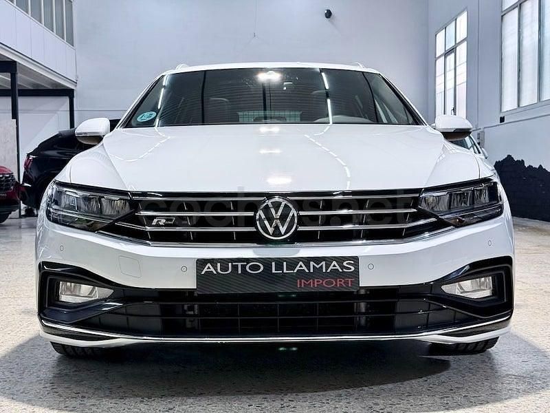 Usado VW Passat R-line 200 CV (147 kW) 2022 Blanco Familiar