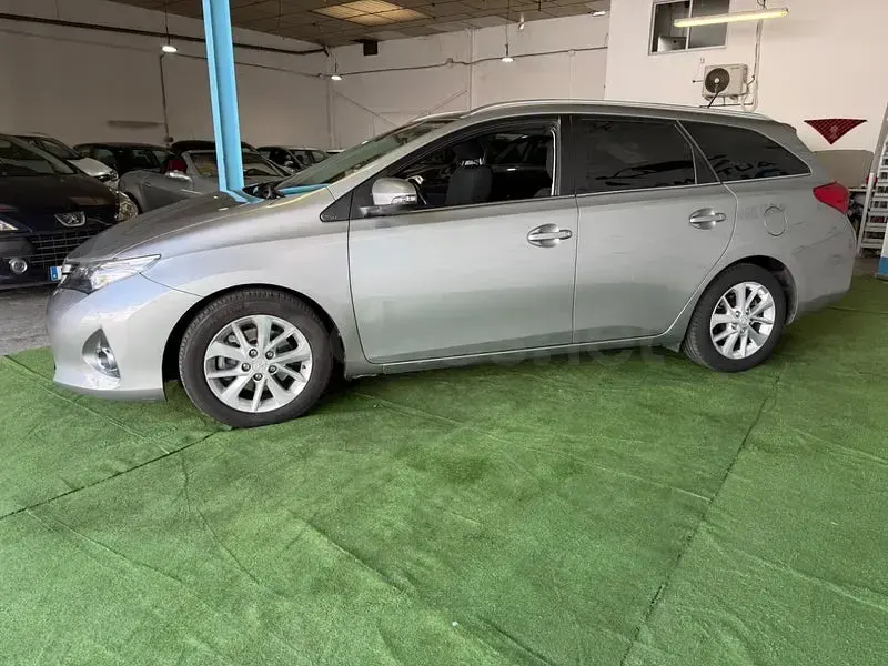 Usado Toyota Auris Active 124 CV (91 kW) 2014 Gris / plata Familiar