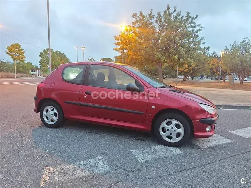Usado Peugeot 206 75 CV (55 kW) 2000 Granate Berlina