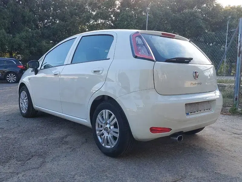 Usado Fiat Punto Pop 75 CV (55 kW) 2015 Blanco Utilitario