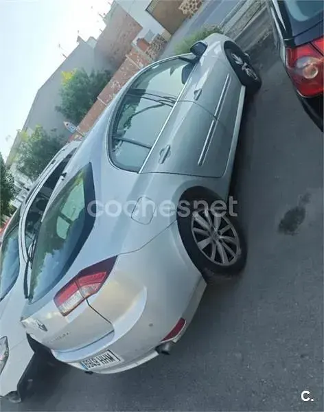 Usado Renault Laguna III Dynamique 130 CV (95 kW) 2011 Blanco Berlina